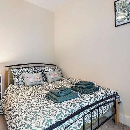 Modern 3 Bedroom Apartment In Wimbeldon Park London Eksteriør bilde