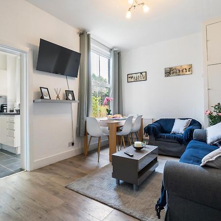 Modern 3 Bedroom Apartment In Wimbeldon Park London Eksteriør bilde
