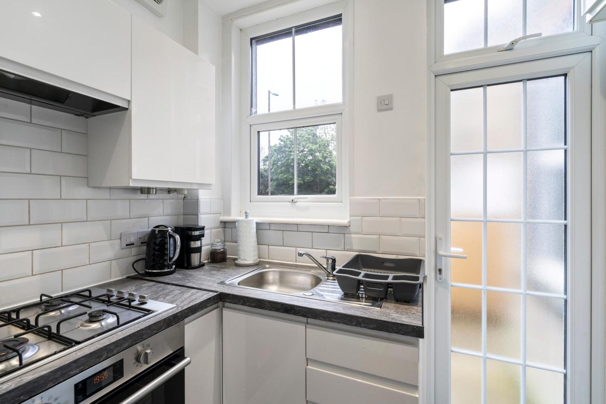 Modern 3 Bedroom Apartment In Wimbeldon Park London Eksteriør bilde