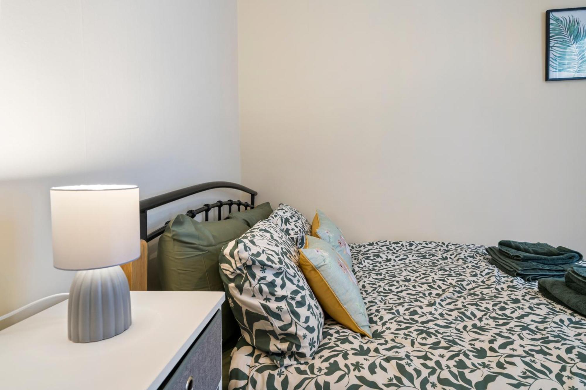 Modern 3 Bedroom Apartment In Wimbeldon Park London Eksteriør bilde