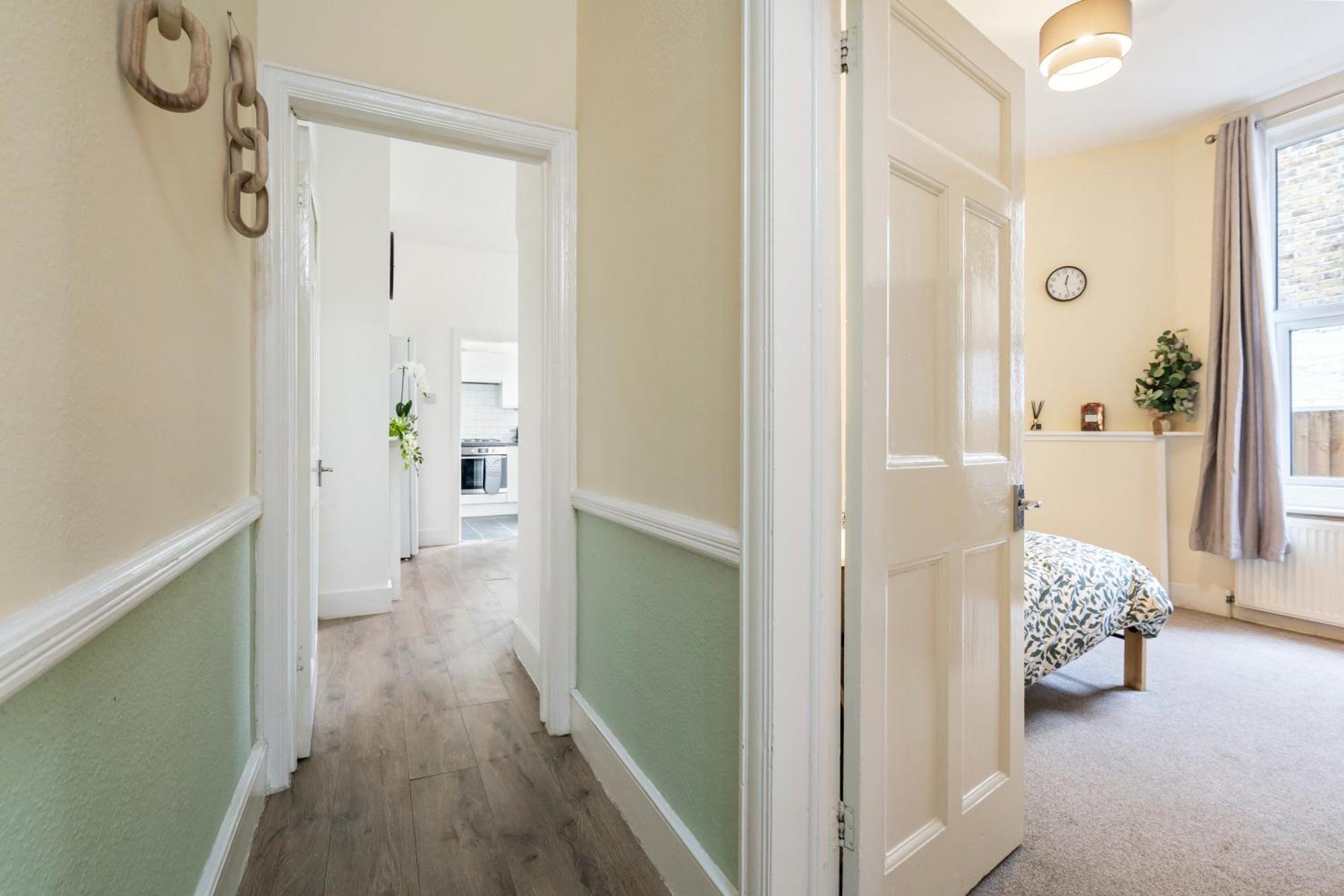 Modern 3 Bedroom Apartment In Wimbeldon Park London Eksteriør bilde