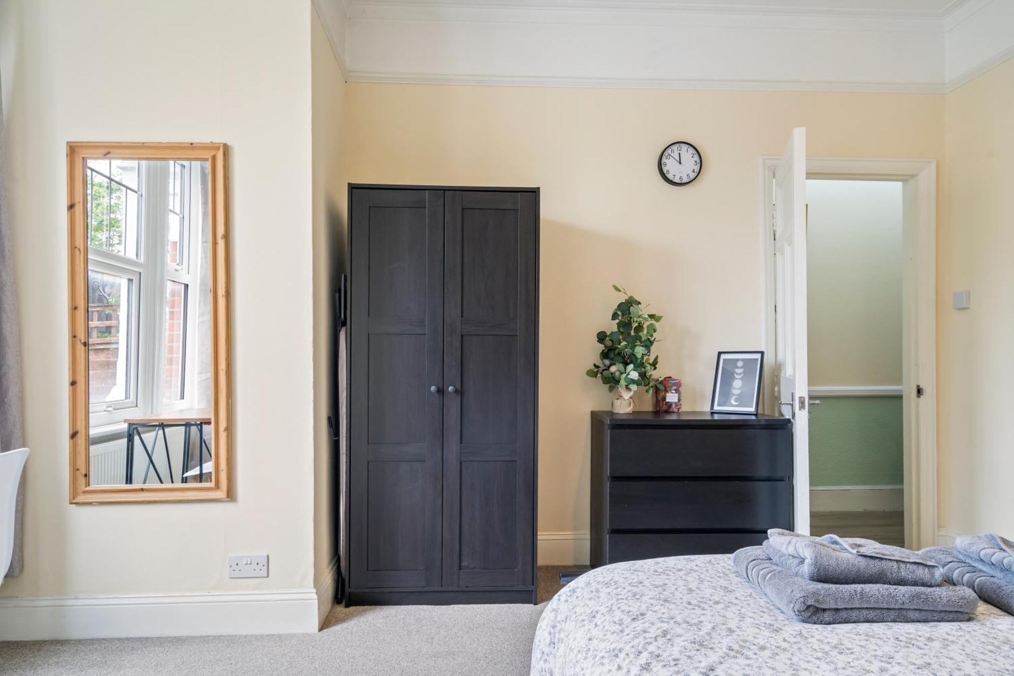 Modern 3 Bedroom Apartment In Wimbeldon Park London Eksteriør bilde