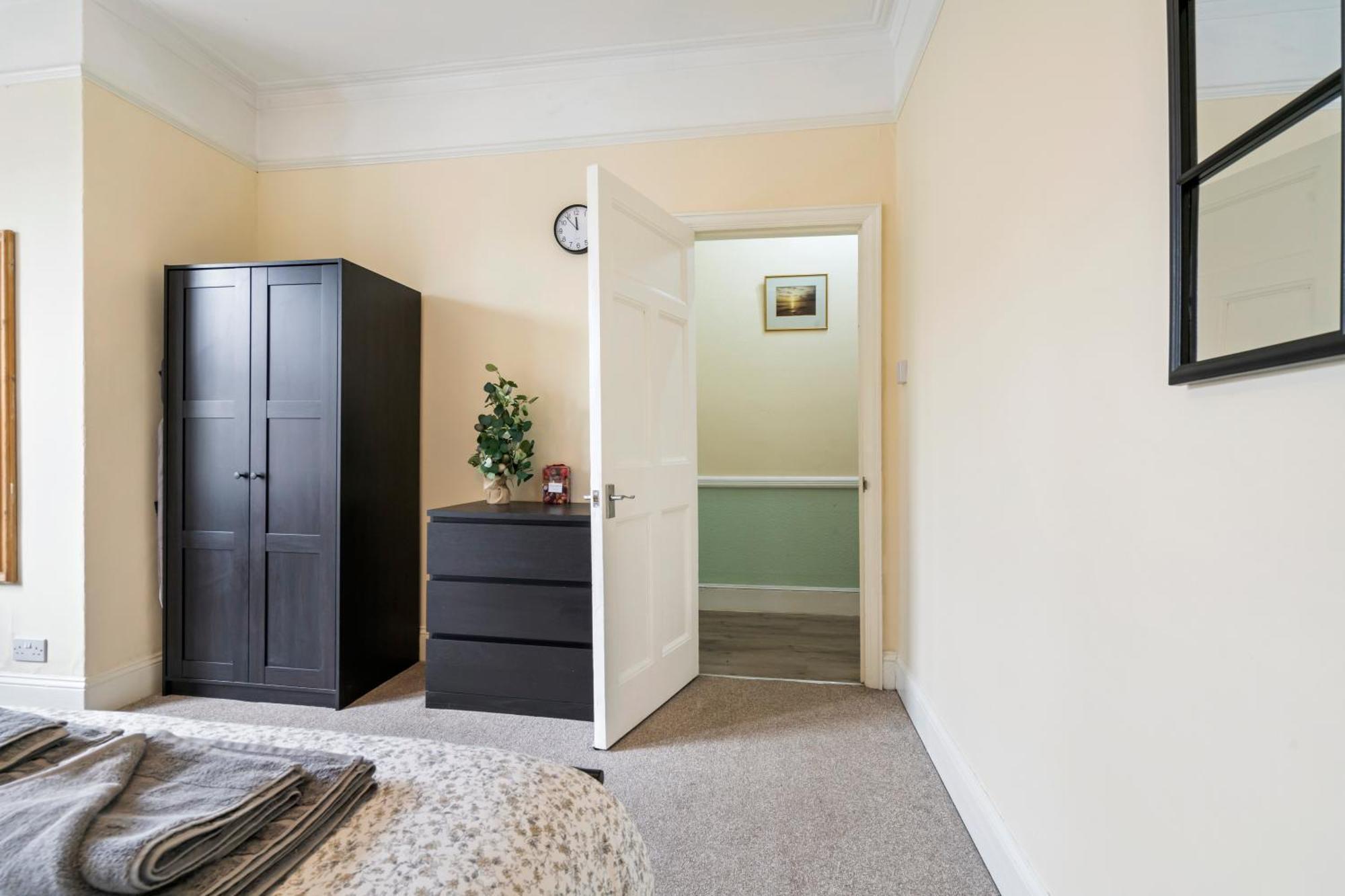 Modern 3 Bedroom Apartment In Wimbeldon Park London Eksteriør bilde