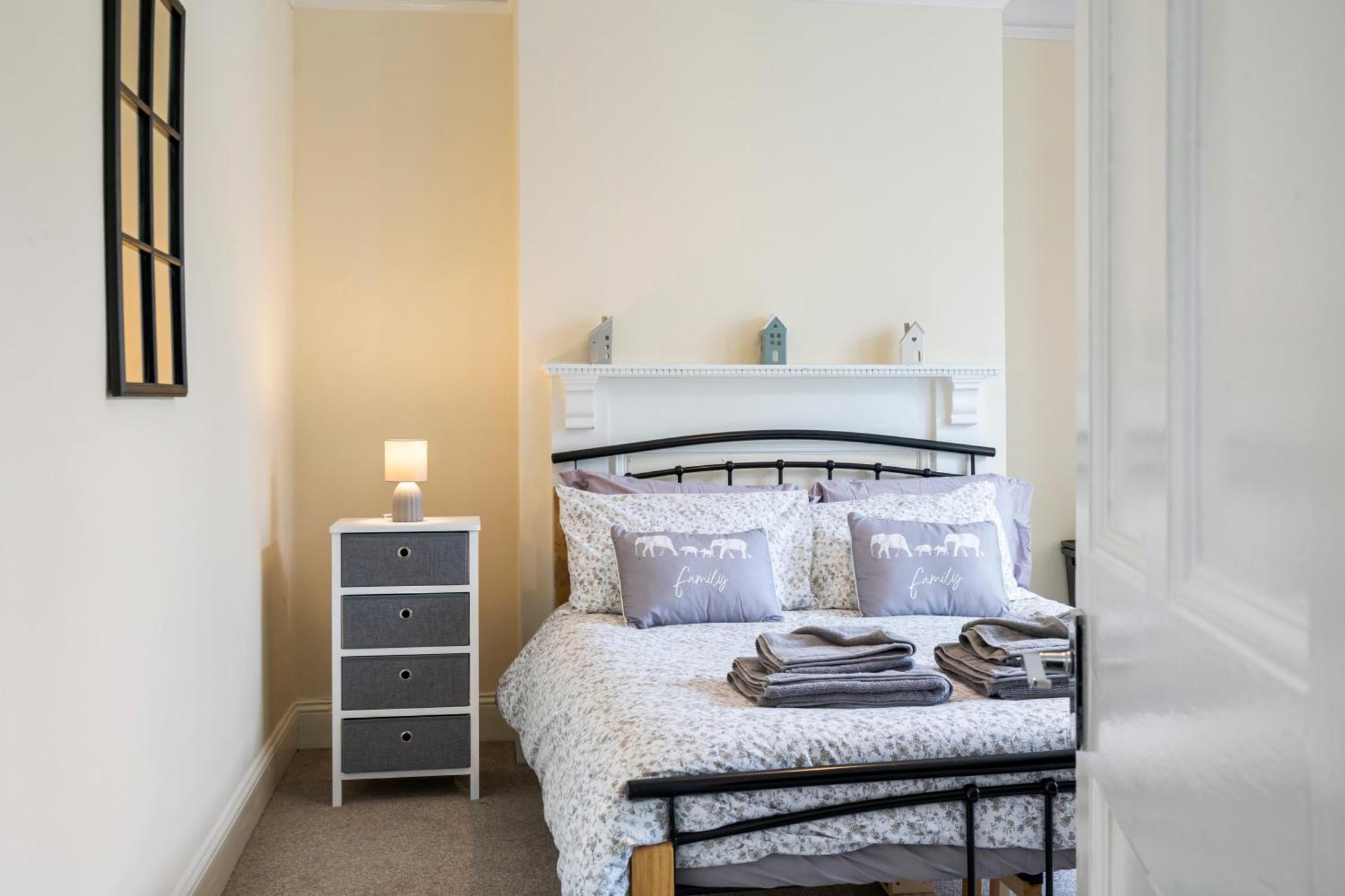 Modern 3 Bedroom Apartment In Wimbeldon Park London Eksteriør bilde