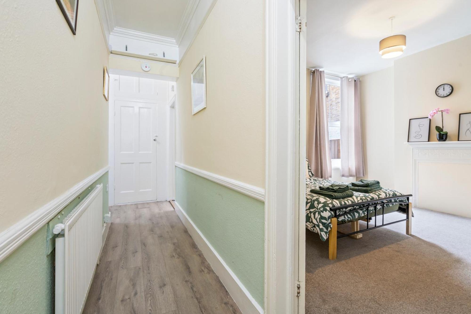 Modern 3 Bedroom Apartment In Wimbeldon Park London Eksteriør bilde