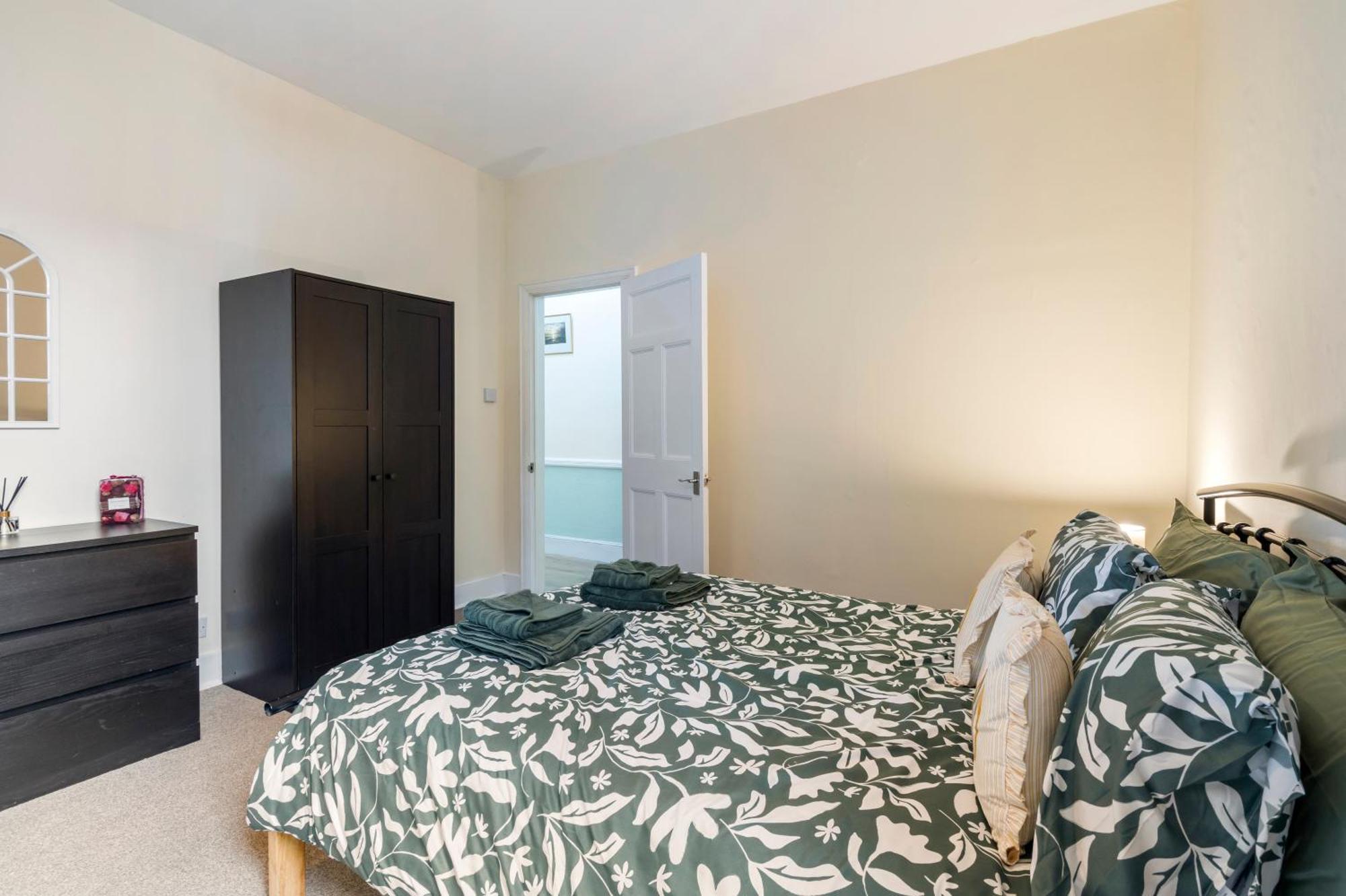 Modern 3 Bedroom Apartment In Wimbeldon Park London Eksteriør bilde