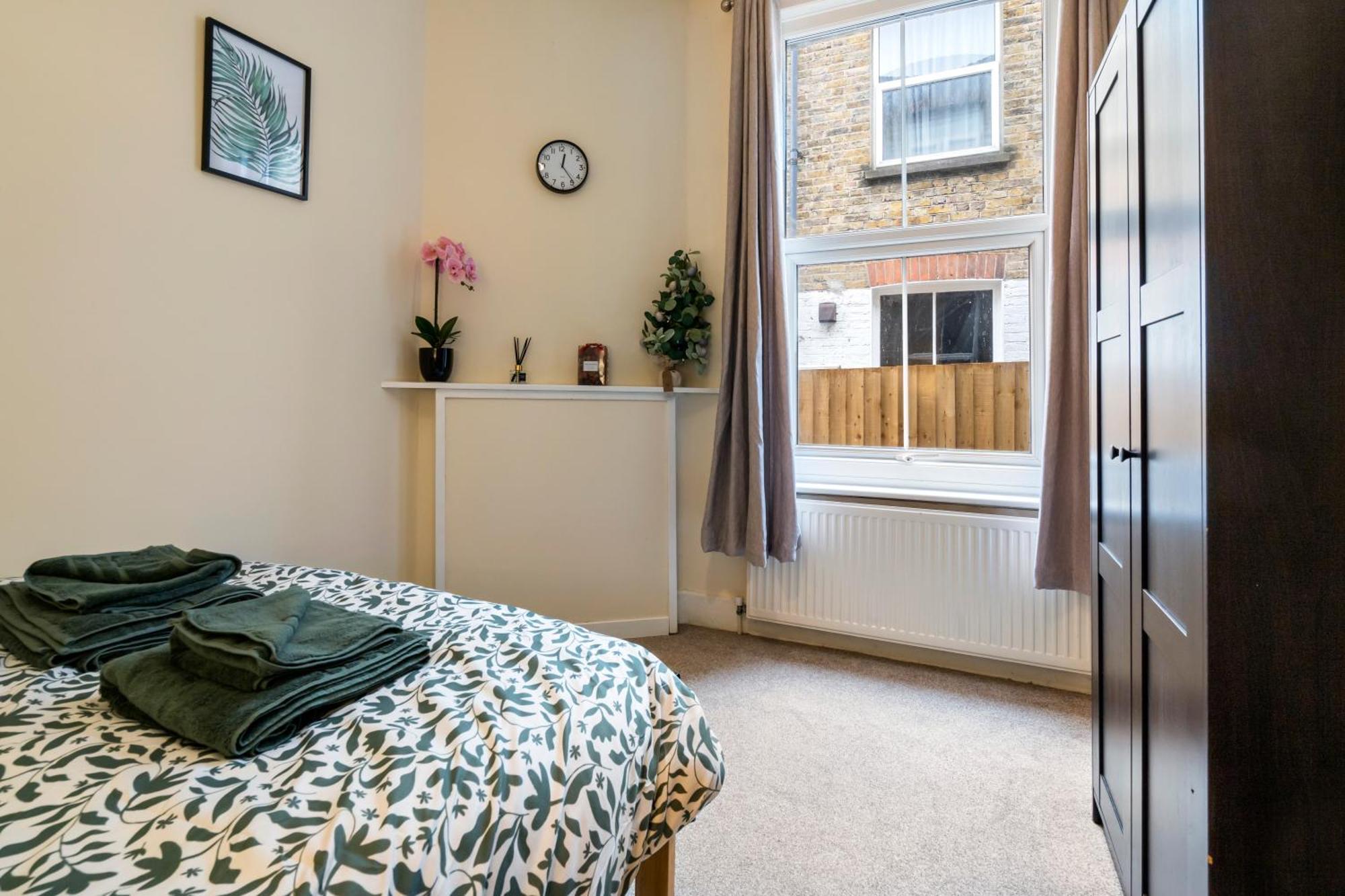 Modern 3 Bedroom Apartment In Wimbeldon Park London Eksteriør bilde